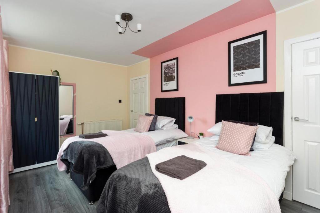 Stylish 3 Bed Edinburgh Abode - Parking And Garden Villa Exteriör bild