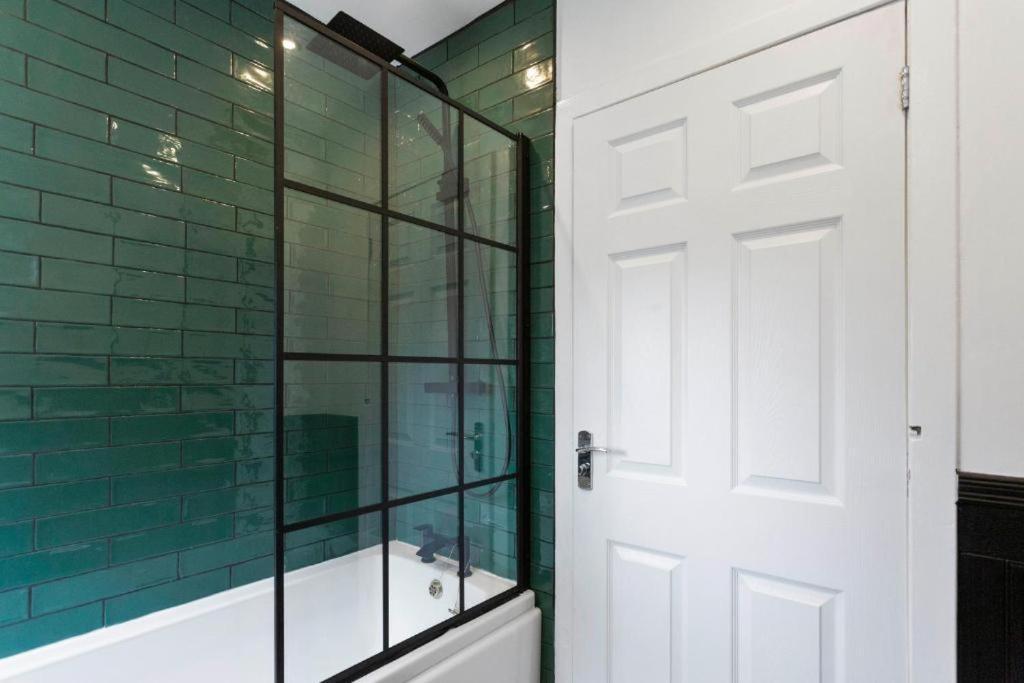 Stylish 3 Bed Edinburgh Abode - Parking And Garden Villa Exteriör bild