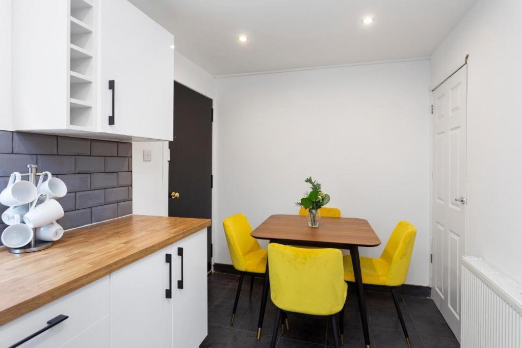 Stylish 3 Bed Edinburgh Abode - Parking And Garden Villa Exteriör bild