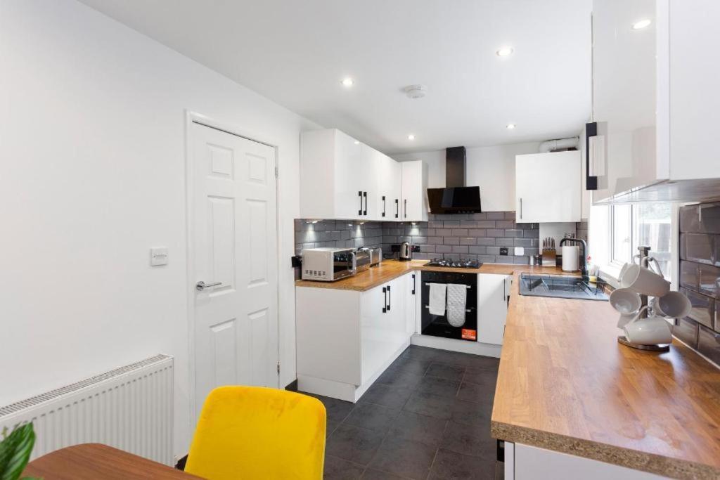 Stylish 3 Bed Edinburgh Abode - Parking And Garden Villa Exteriör bild