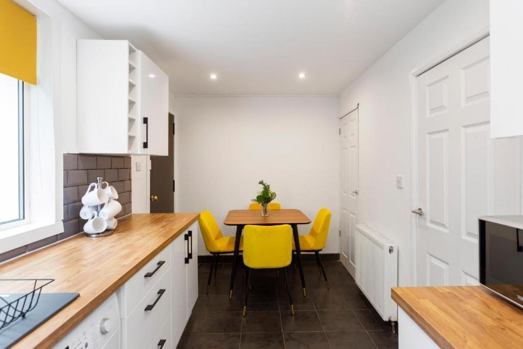 Stylish 3 Bed Edinburgh Abode - Parking And Garden Villa Exteriör bild