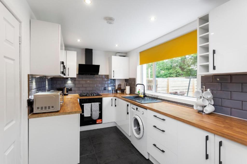 Stylish 3 Bed Edinburgh Abode - Parking And Garden Villa Exteriör bild
